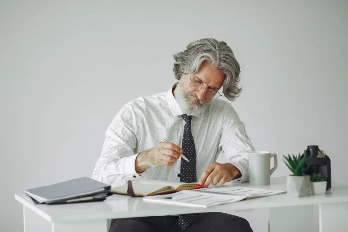 Expert-comptable expérimenté travaillant à son bureau