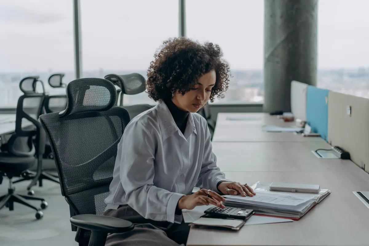 Personne effectuant des calculs financiers sur une calculatrice