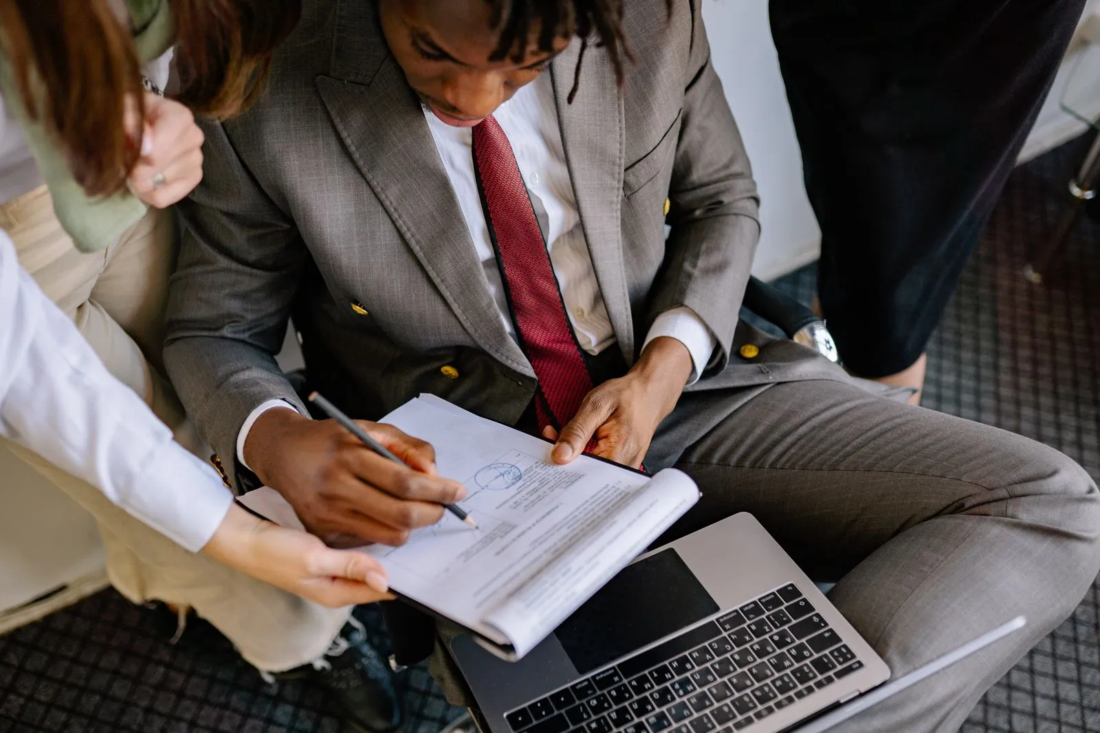 Créateur d’entreprise signant ses documents de création