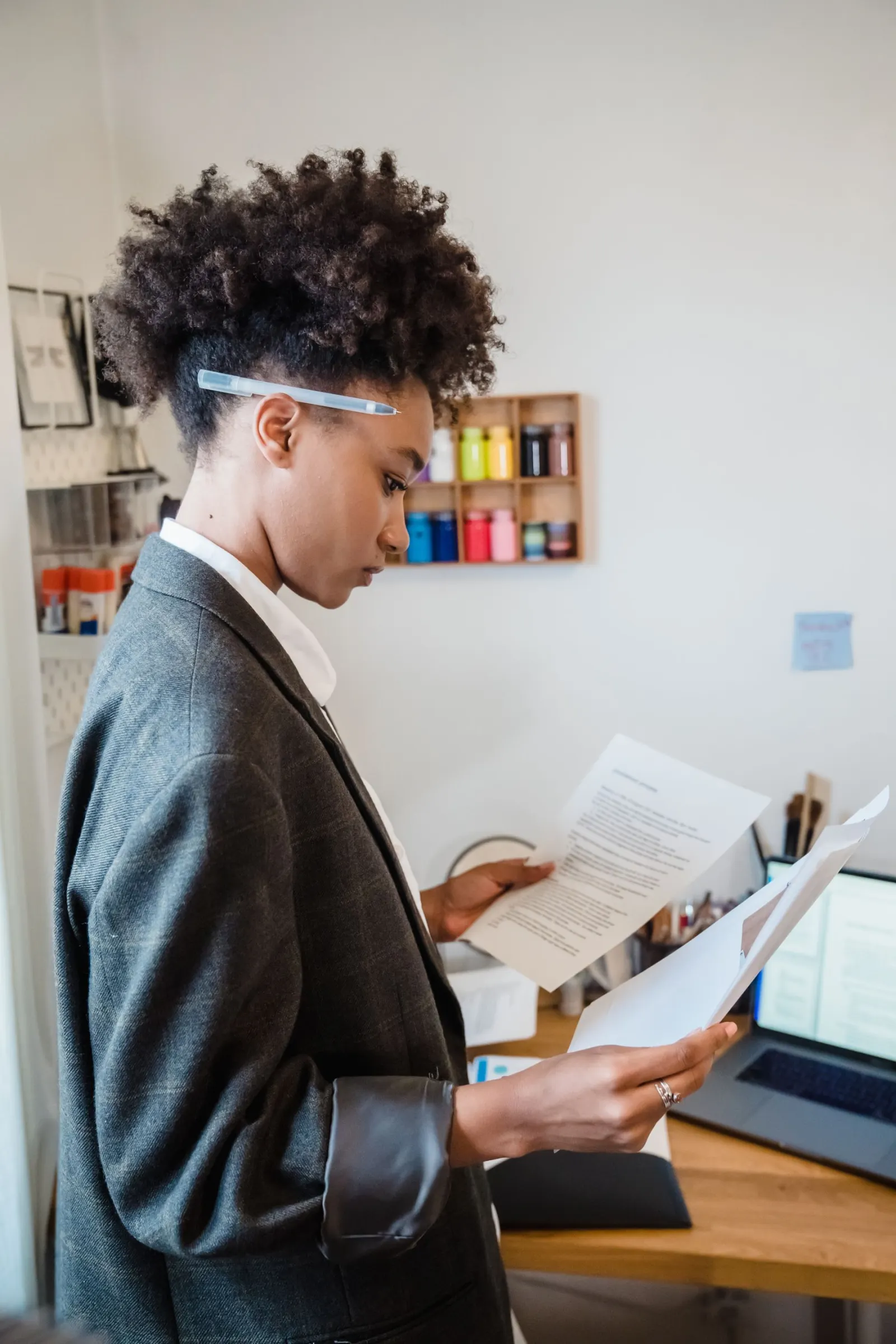 Créateur d'entreprise vérifiant son éligibilité à l'ACRE