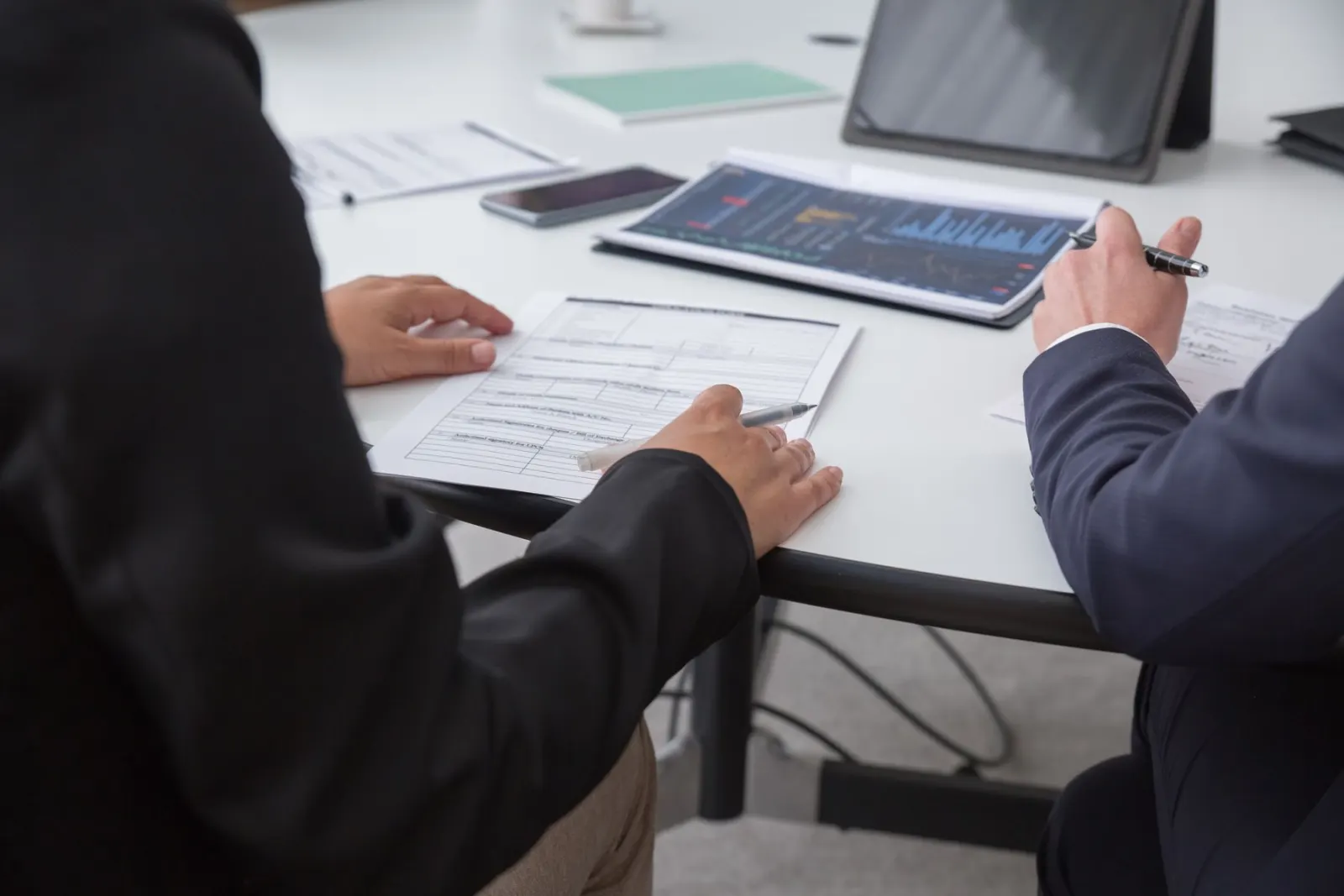 Expert-comptable challengeant les hypothèses d'un business plan