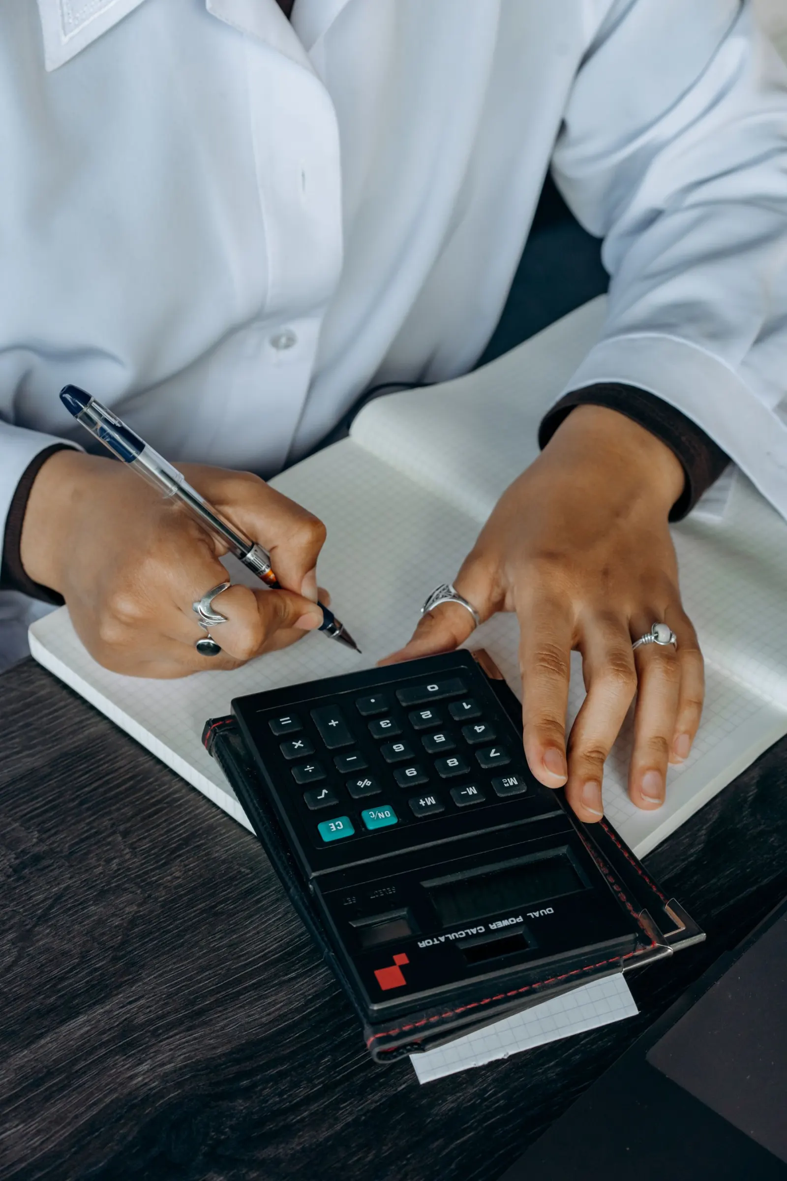 Créateur d'entreprise calculant ses cotisations sociales prévisionnelles