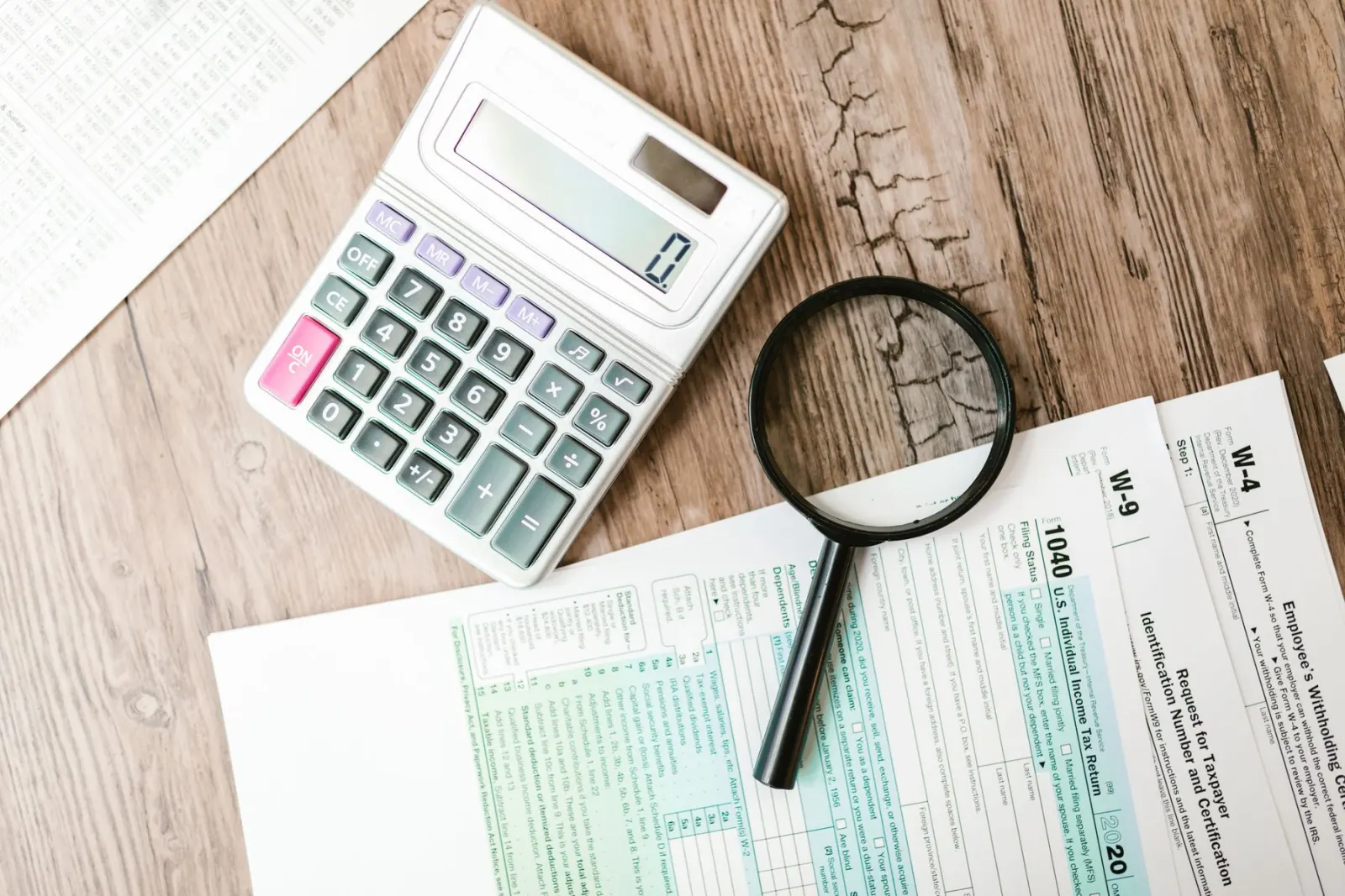 Dirigeant et expert-comptable préparant les documents d'un contrôle fiscal