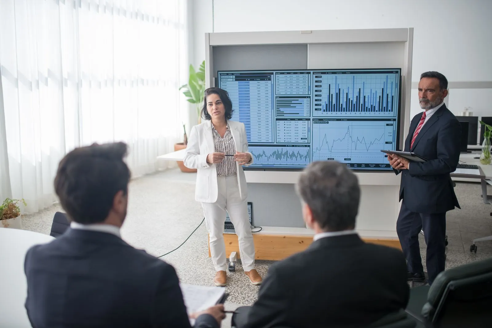 Expert-comptable présentant un tableau de bord de pilotage à une dirigeante