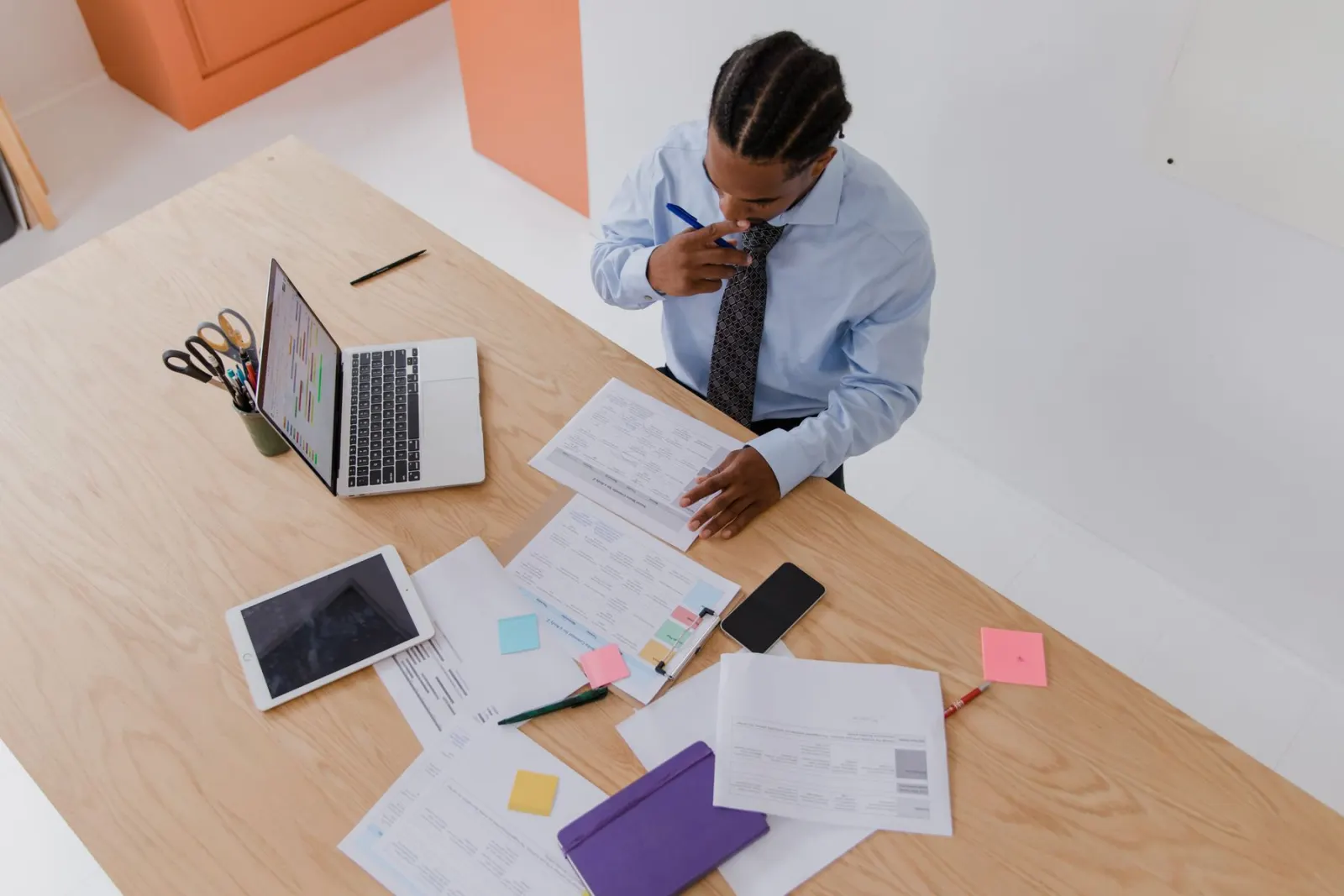 Dirigeant comparant une plateforme comptable en ligne et un cabinet de proximité