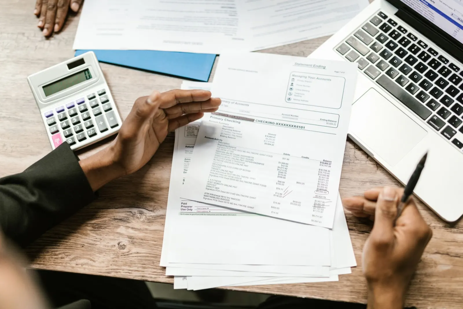 Dirigeant et expert-comptable préparant un dossier de financement bancaire