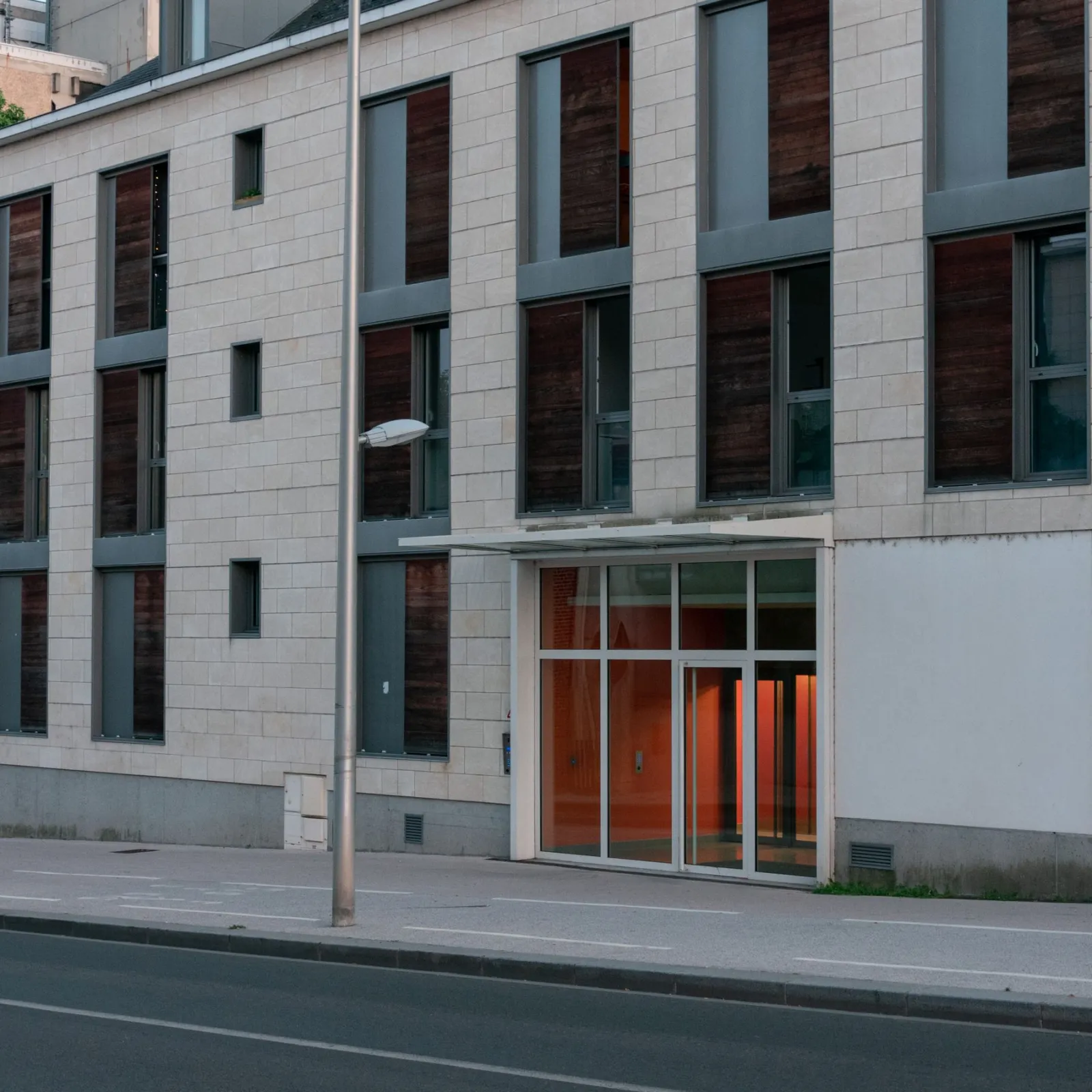 Façade d'un cabinet d'expertise comptable en centre-ville