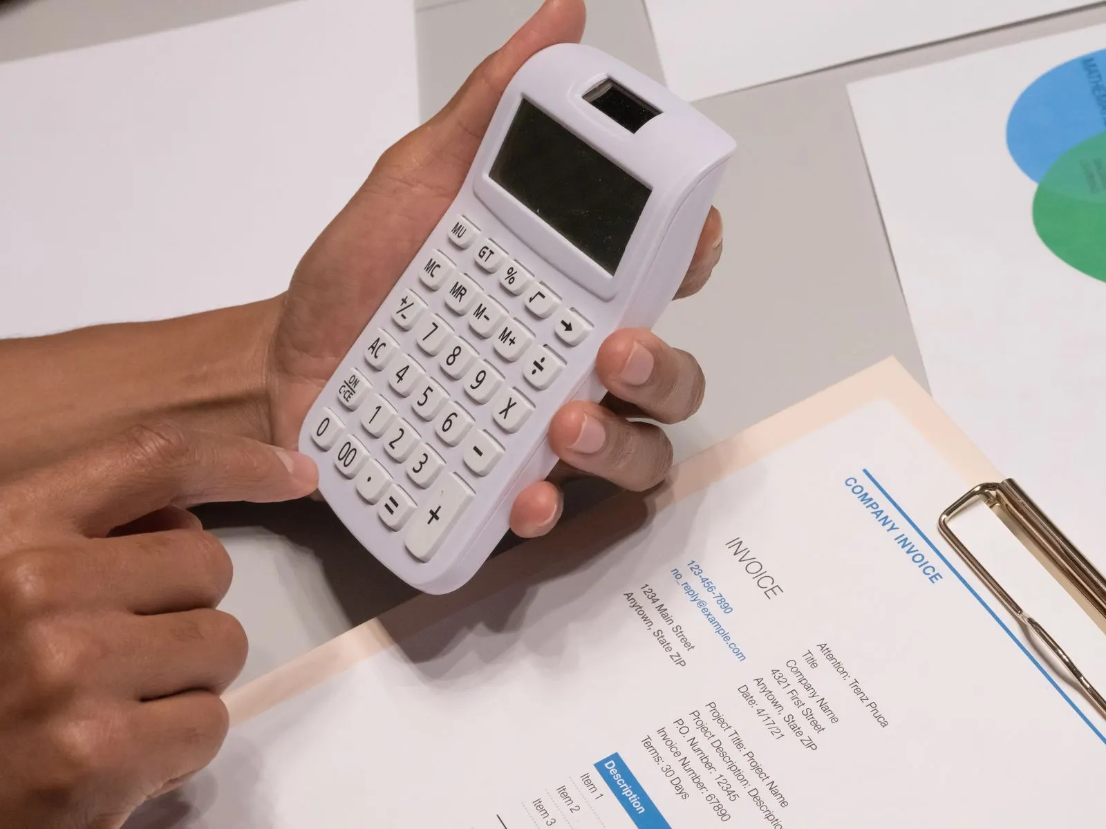 Micro-entrepreneur vérifiant ses seuils de chiffre d'affaires