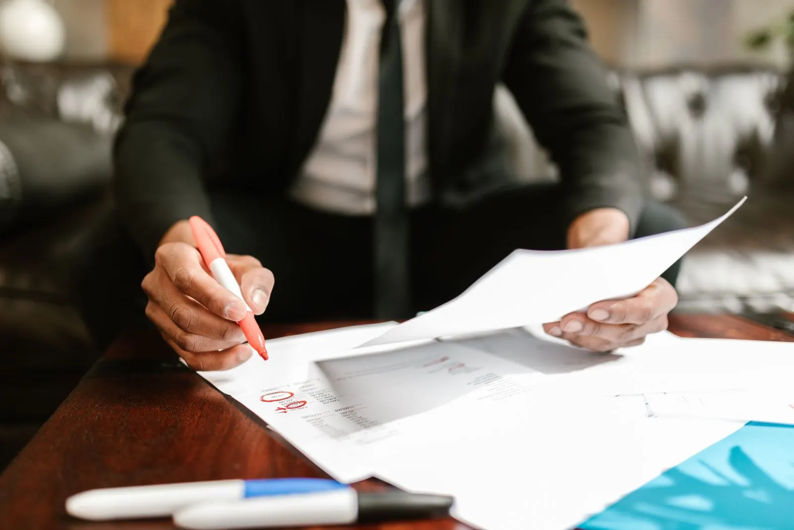 Dirigeant vérifiant ses obligations comptables légales