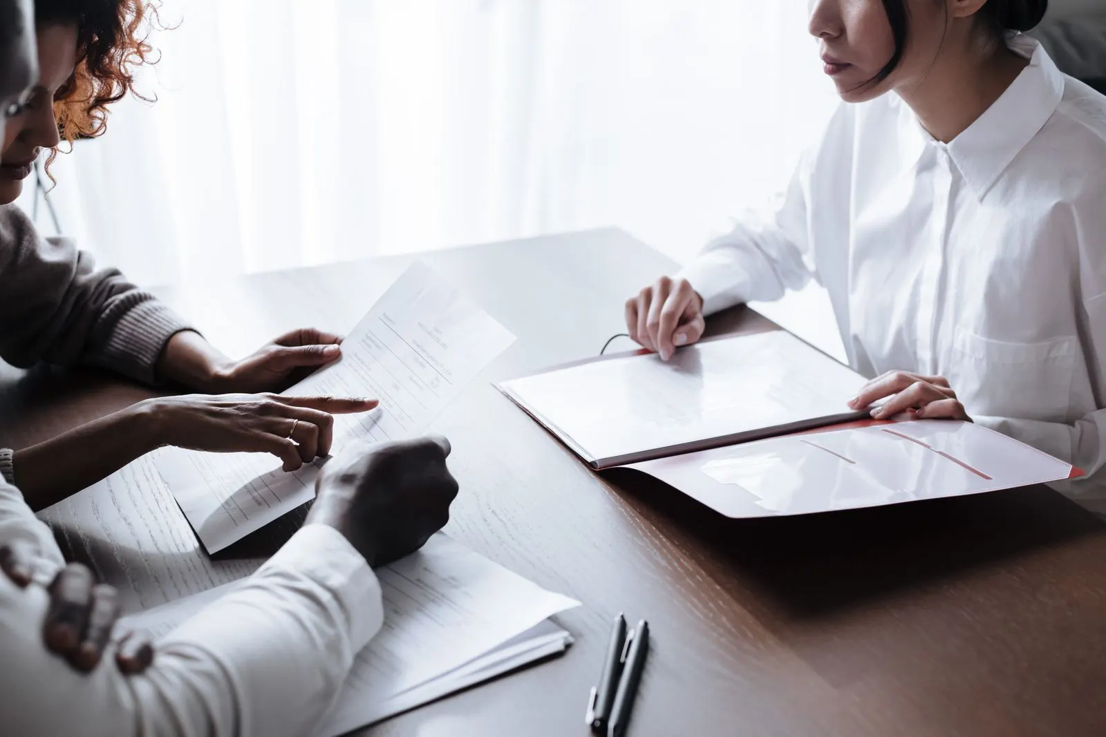 Associés d'une SCI familiale examinant les comptes de la société