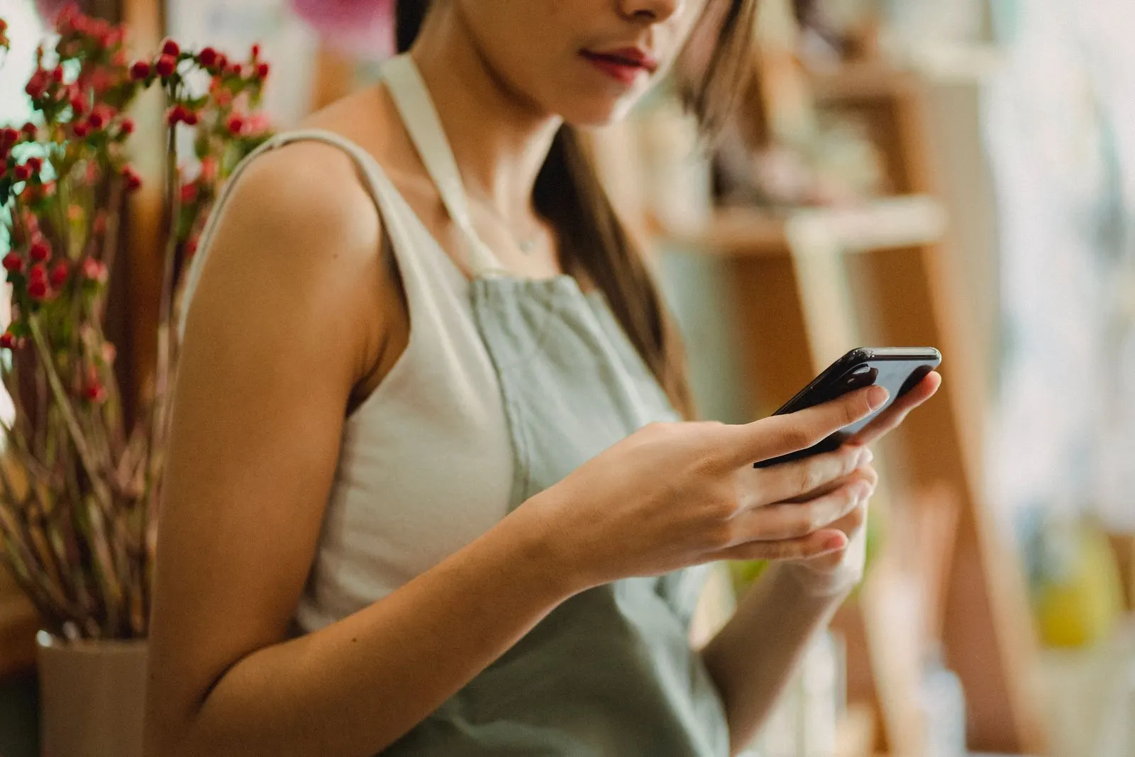 Micro-entrepreneuse vérifiant sur son téléphone si elle est concernée par la facturation électronique