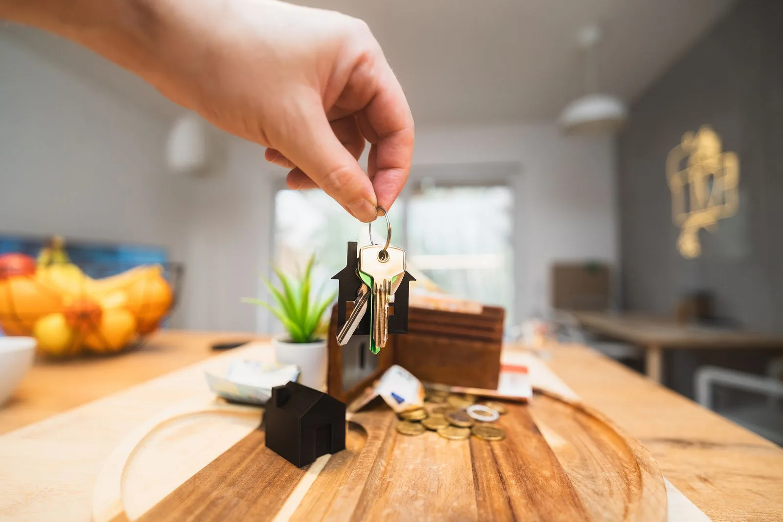 Propriétaire d'un logement meublé comparant deux régimes fiscaux sur ordinateur