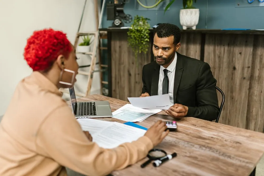 Dirigeant de TPE et expert-comptable discutant autour d'un bureau