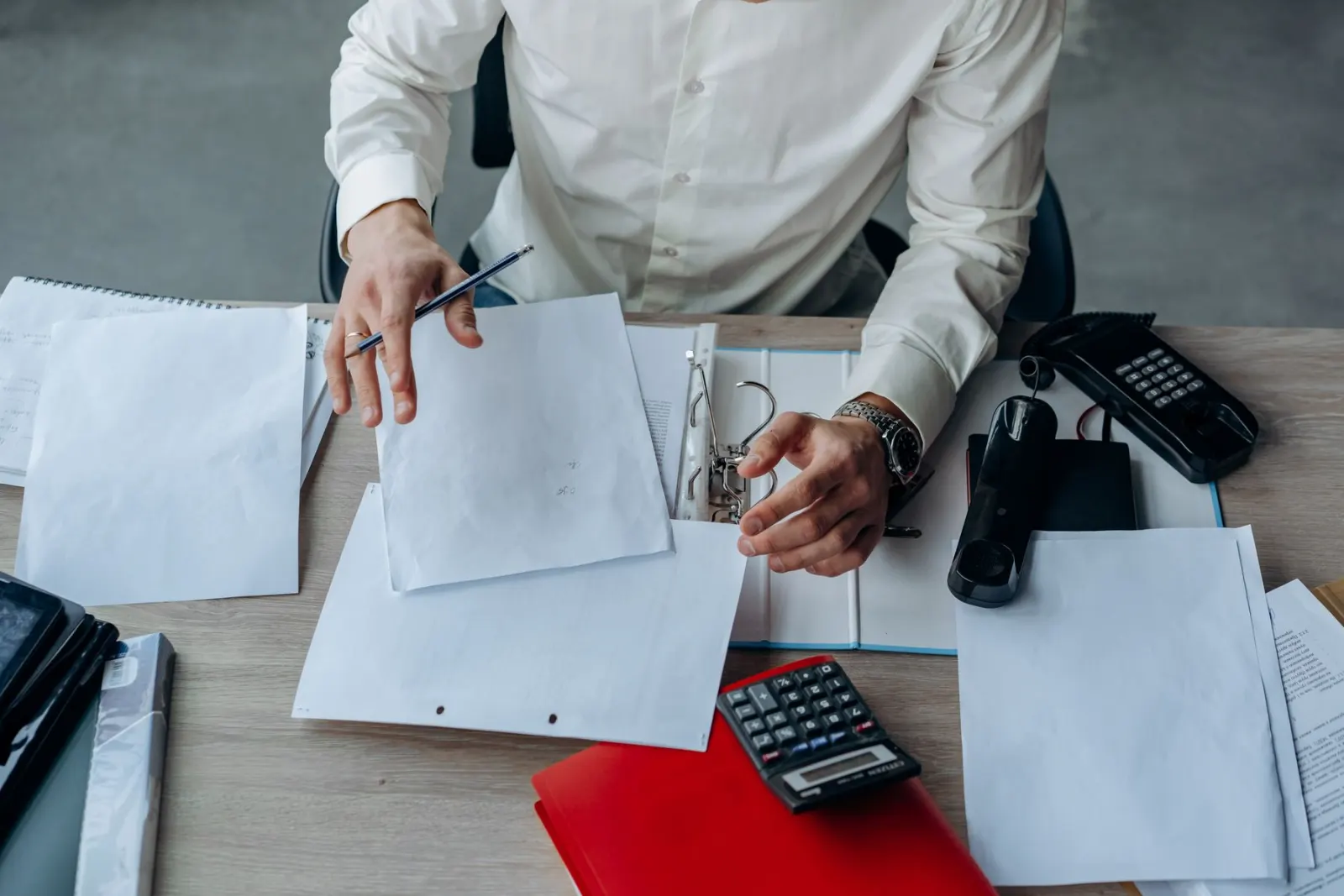 Dirigeant comparant deux devis d'expertise comptable