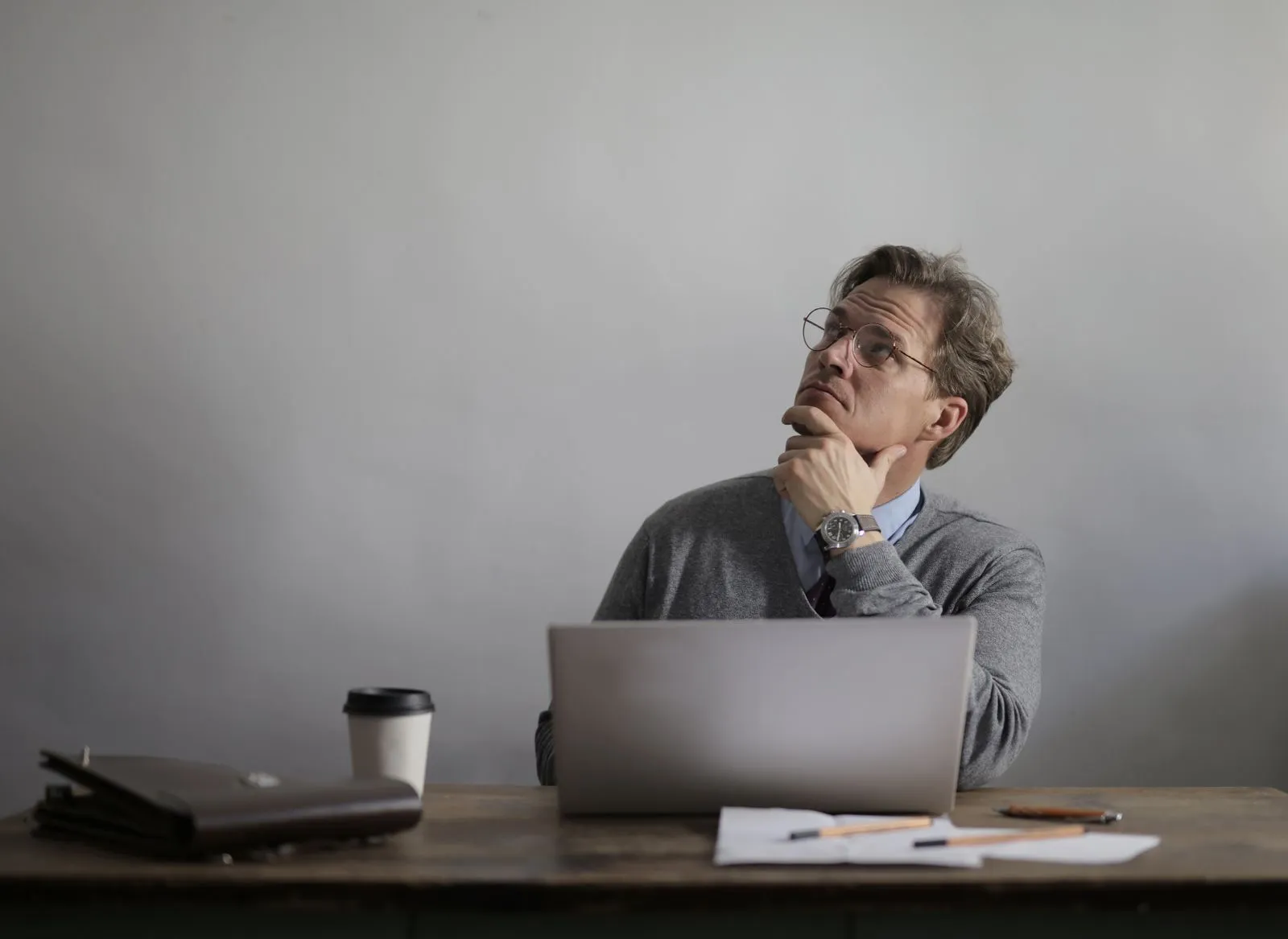 Créateur d'entreprise comparant les statuts juridiques possibles